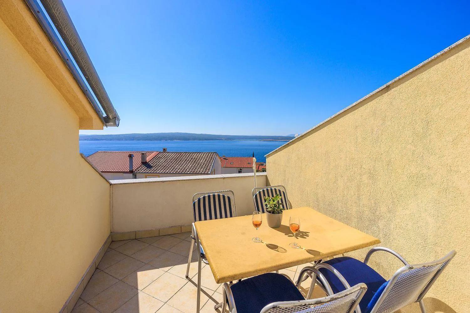 Cozy Dachgeschosswohnung Mit Meerblick, Klima, Wifi - Nur 350 Meter Zum Strand Dramalj 0*,