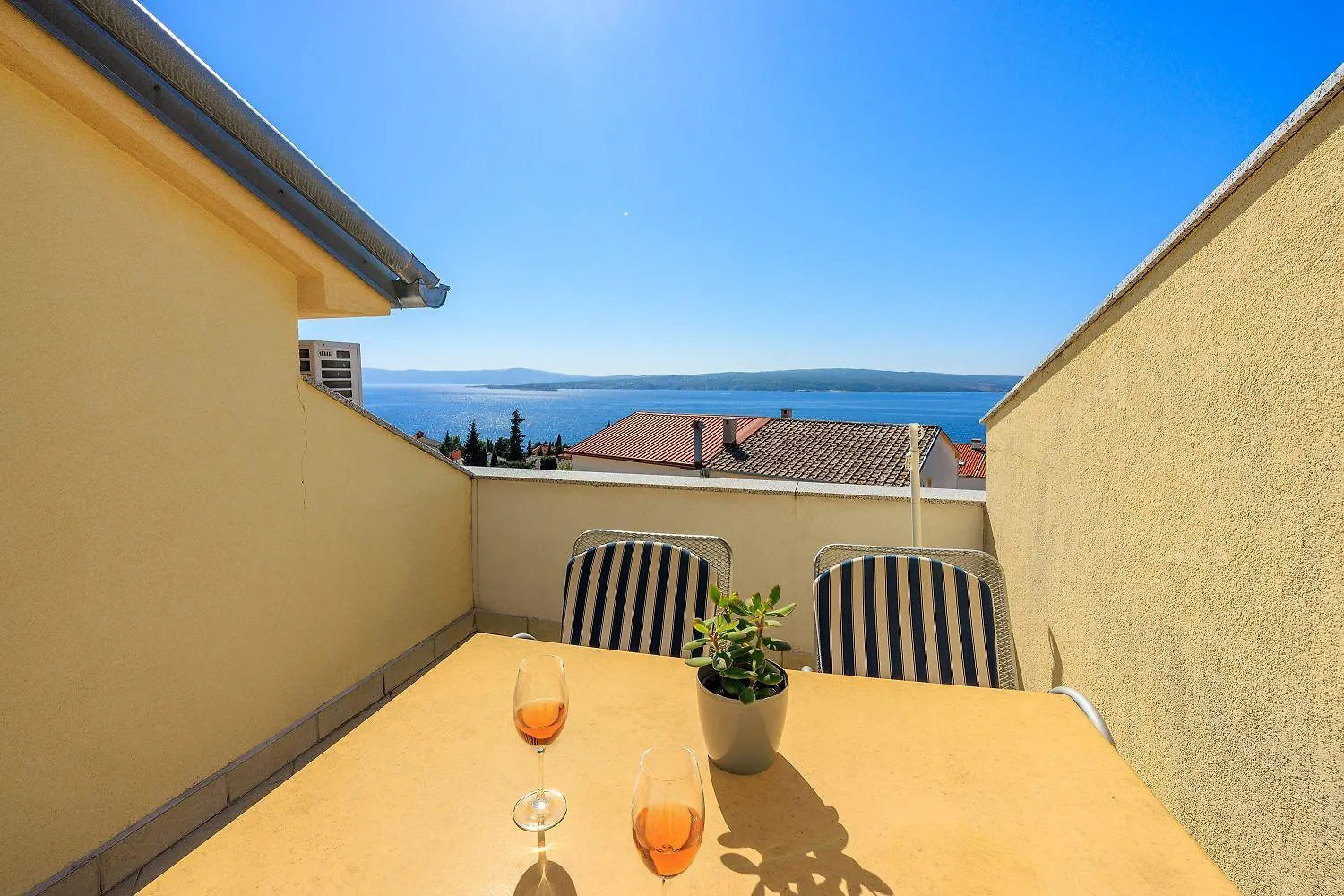 Cozy Dachgeschosswohnung Mit Meerblick, Klima, Wifi - Nur 350 Meter Zum Strand Dramalj